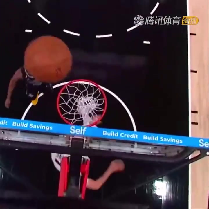 罕見一幕！努爾基奇拋投 球神奇停在籃板上沿 看呆凱爾登?。ㄅ瑺柣婕\）